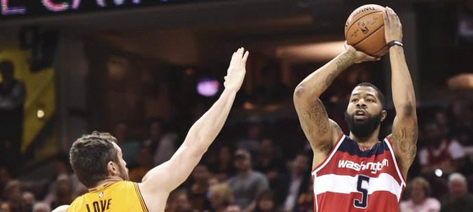 Washington vyhrál na palubovce šampiona z Clevelandu, Satoranský uzavřel skóre smečí