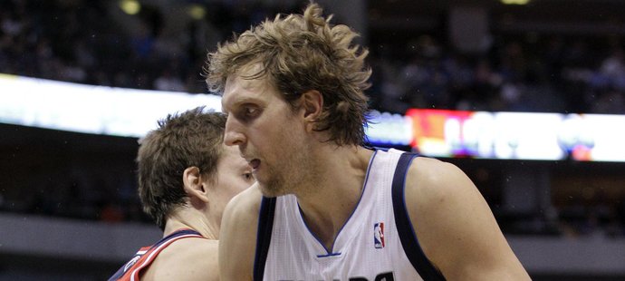 Dirk Nowitzki z Dallasu obcházího Jana Veselého v dresu Washingtonu