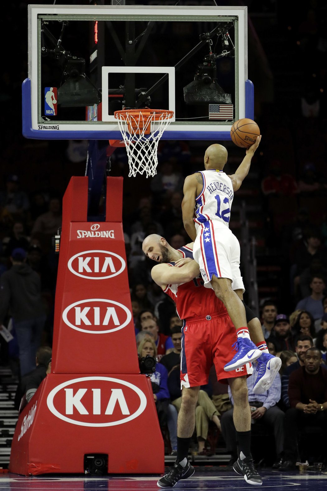 Gerald Henderson míří přes Marcina Gortata ke koši