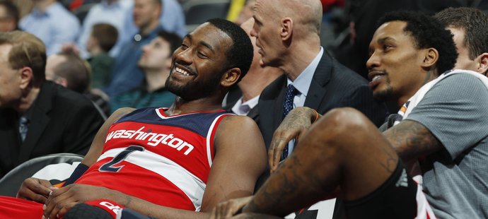 Washingtonští John Wall (vlevo) a Brandon Jennings vtipkují na lavičce při oddechovém čase v zápase s Denverem