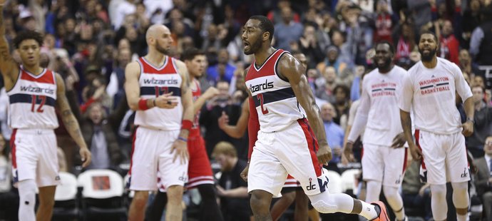 Washingtonský John Wall se raduje z rozdílového koše v zápase proti Chicagu