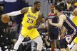Tomáš Satoranský brání LeBrona Jamese v duelu Washingtonu s LA Lakers