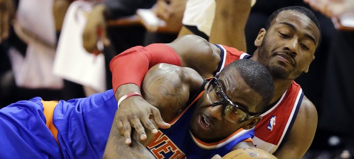 Amare Stoudemire z New Yorku si kryje míč před Wallem z Wizards.