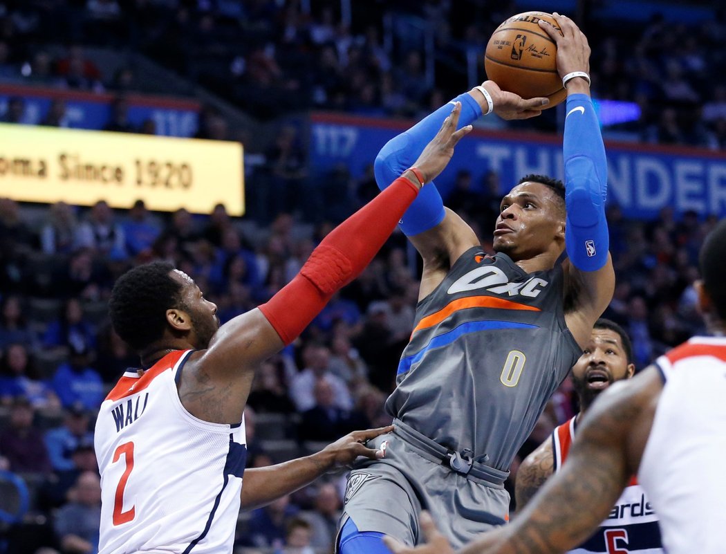 Celkem 46 body zazářil hvězdný Russell Westbrook (vpravo)