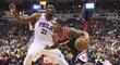 Washingtonský Bradley Beal se snaží prosadit přes bránícího Joela Embiida z Philadelphie