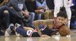 Washingtonský basketbalista Kelly Oubre Jr. se směje při utkání s Philadelphií