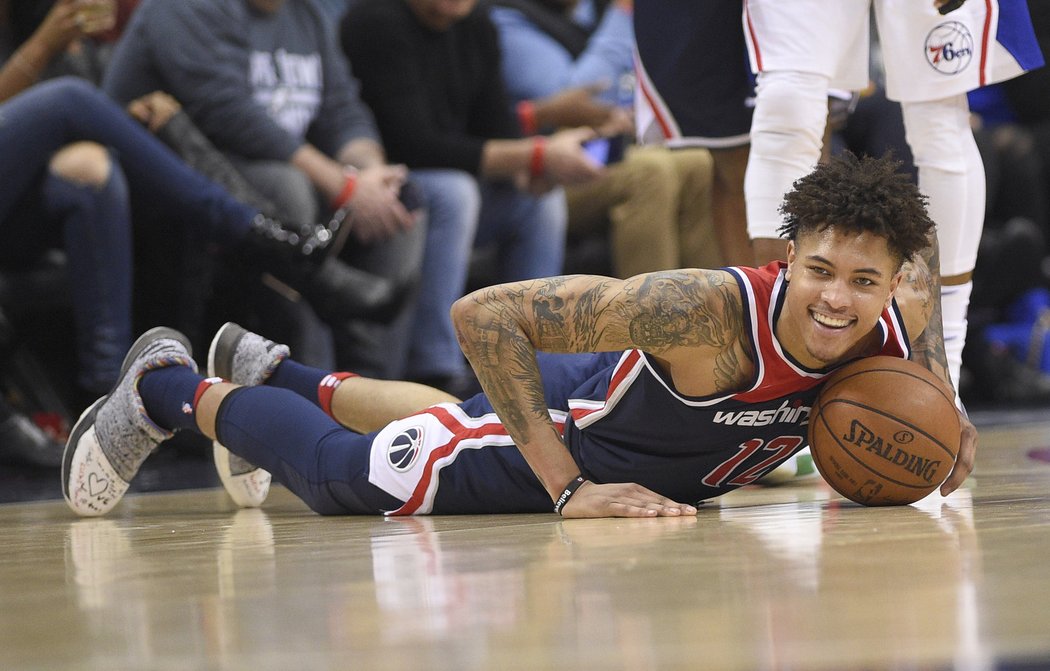 Washingtonský basketbalista Kelly Oubre Jr. se směje při utkání s Philadelphií