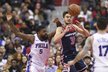 Český basketbalista Tomáš Satoranský dostává při zranění Johna Walla v sestavě Wizards hodně prostoru