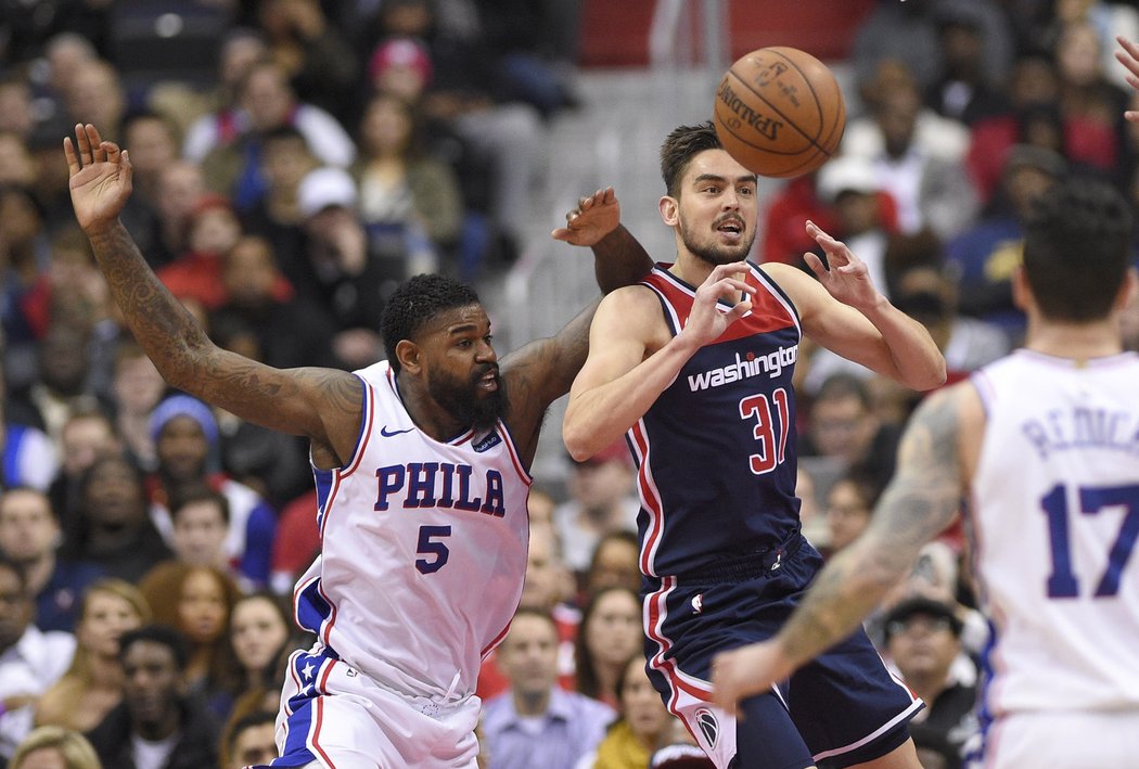 Český basketbalista Tomáš Satoranský dostává při zranění Johna Walla v sestavě Wizards hodně prostoru