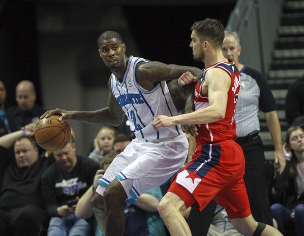 Marvin Williams si drží Tomáše Satoranského od těla Marvin Williams si drží Tomáše Satoranského od těla
