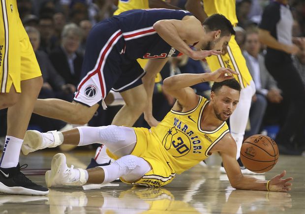 Hvězdný Stephen Curry padá po faulu od Tomáše Satoranskéhko Hvězdný Stephen Curry padá po faulu od Tomáše Satoranskéhko