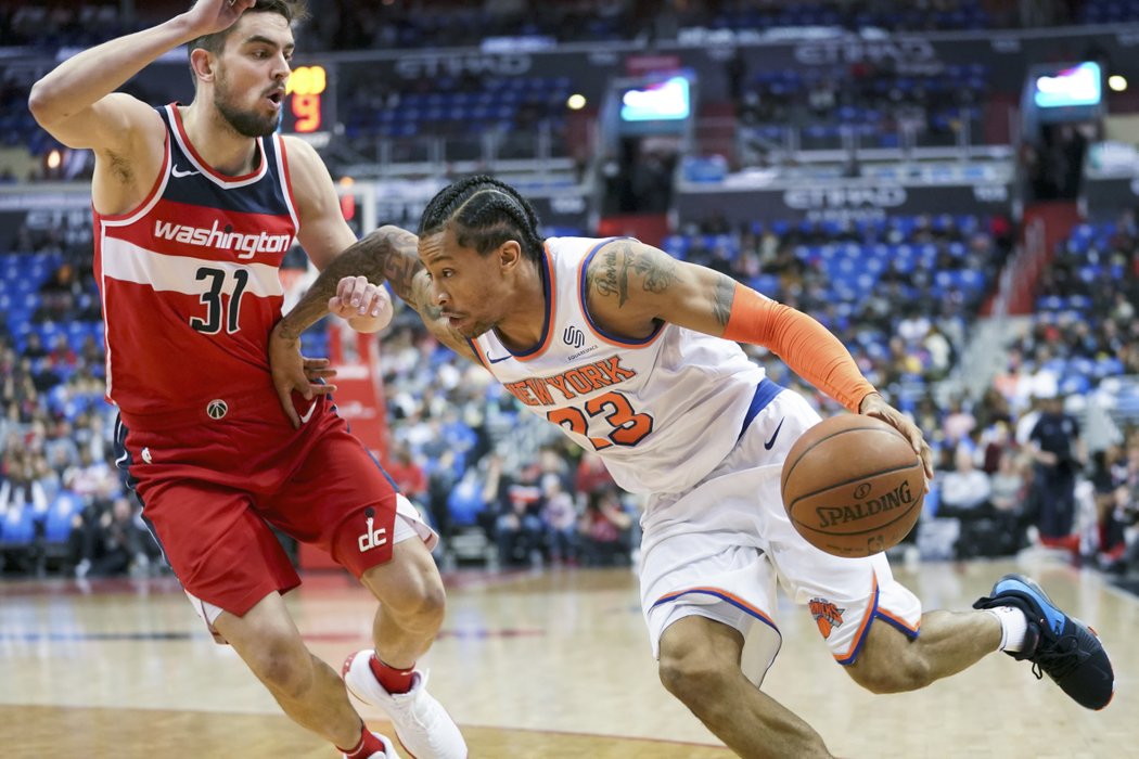 Trey Burke se snaží protáhnout kolem Tomáše Satoranského