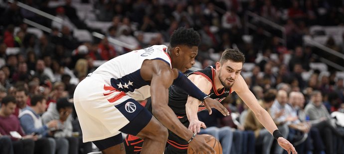 Tomáš Satoranský se natahuje po míči, který má v držení Admiral Schofield z Washingtonu