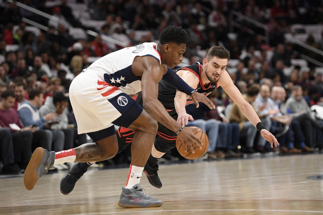 Tomáš Satoranský se natahuje po míči, který má v držení Admiral Schofield z Washingtonu