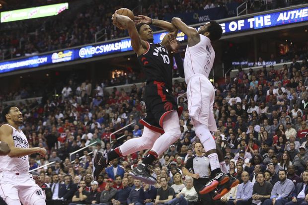 John Wall fauluje útočícího DeRozana z Toronta John Wall fauluje útočícího DeRozana z Toronta