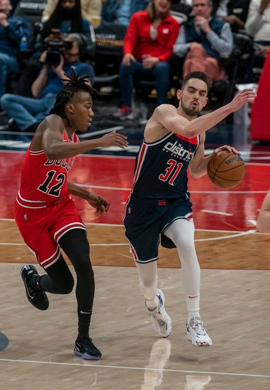 Tomáš Satoranský v dresu Wizards proti Chicagu