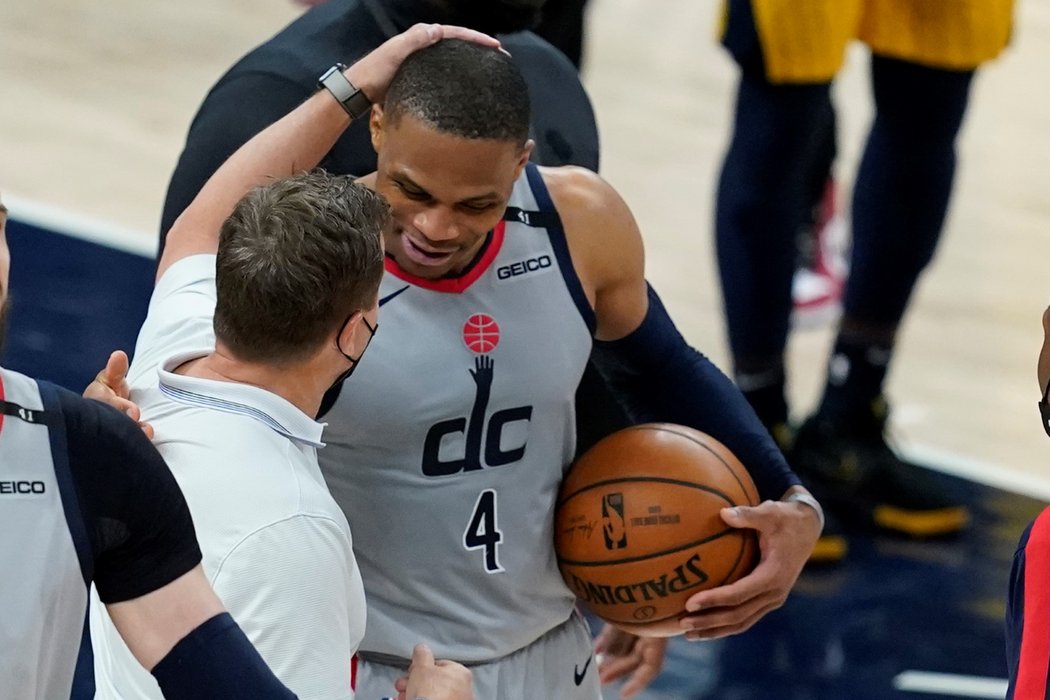 Russell Westbrook si po vyrovnání ligového rekordu odnesl zápasový míč