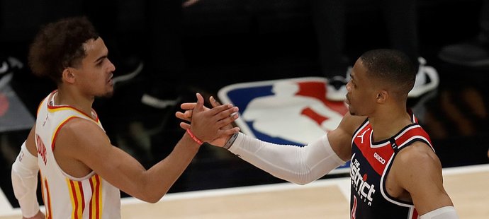 Hvězda Atlanty Trae Young gratuluje Russellu Westbrookovi k rekordu