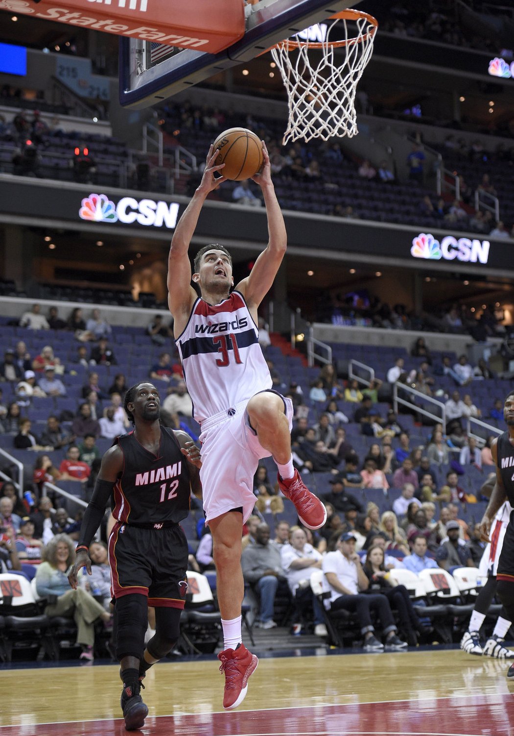 Český basketbalista se ukázal v dobrém světle proti Miami Heat