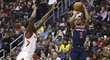 Bradley Beal z Washingtonu střílí přes Clinta Capelu z Houstonu