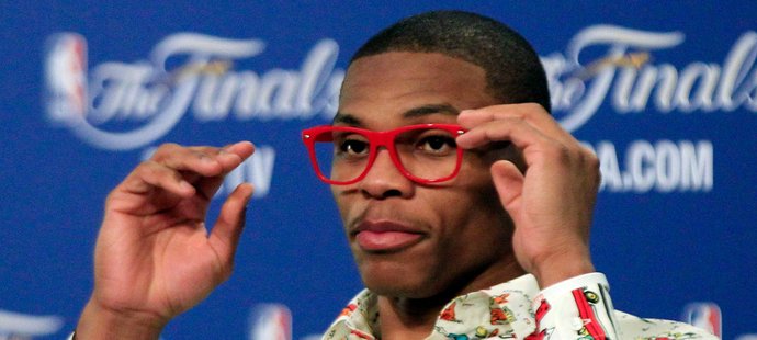 Výstřední Westbrook na tiskové konferenci po zápase.