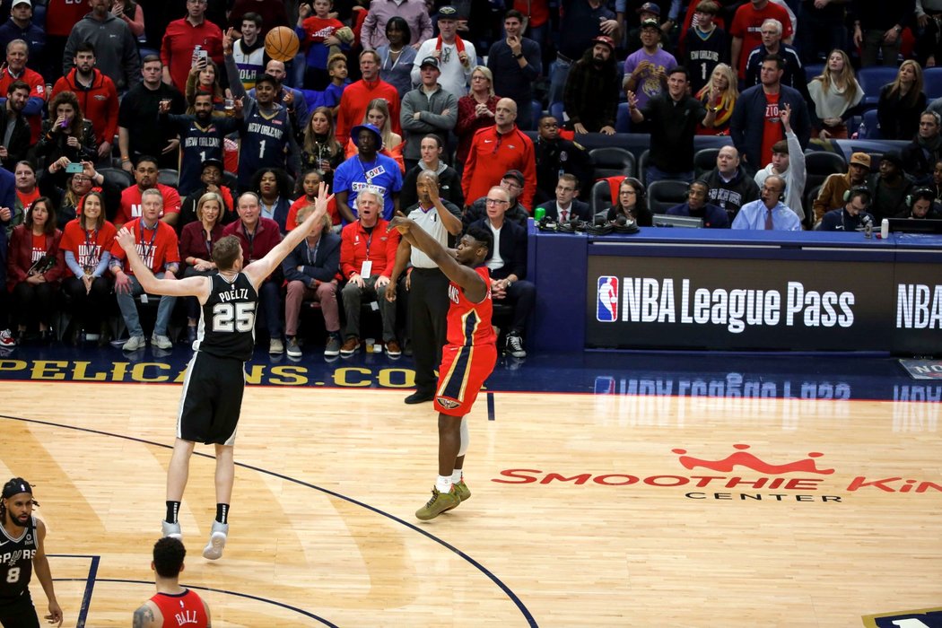 Jednička draftu Zion Williamson v akci během debutu v NBA