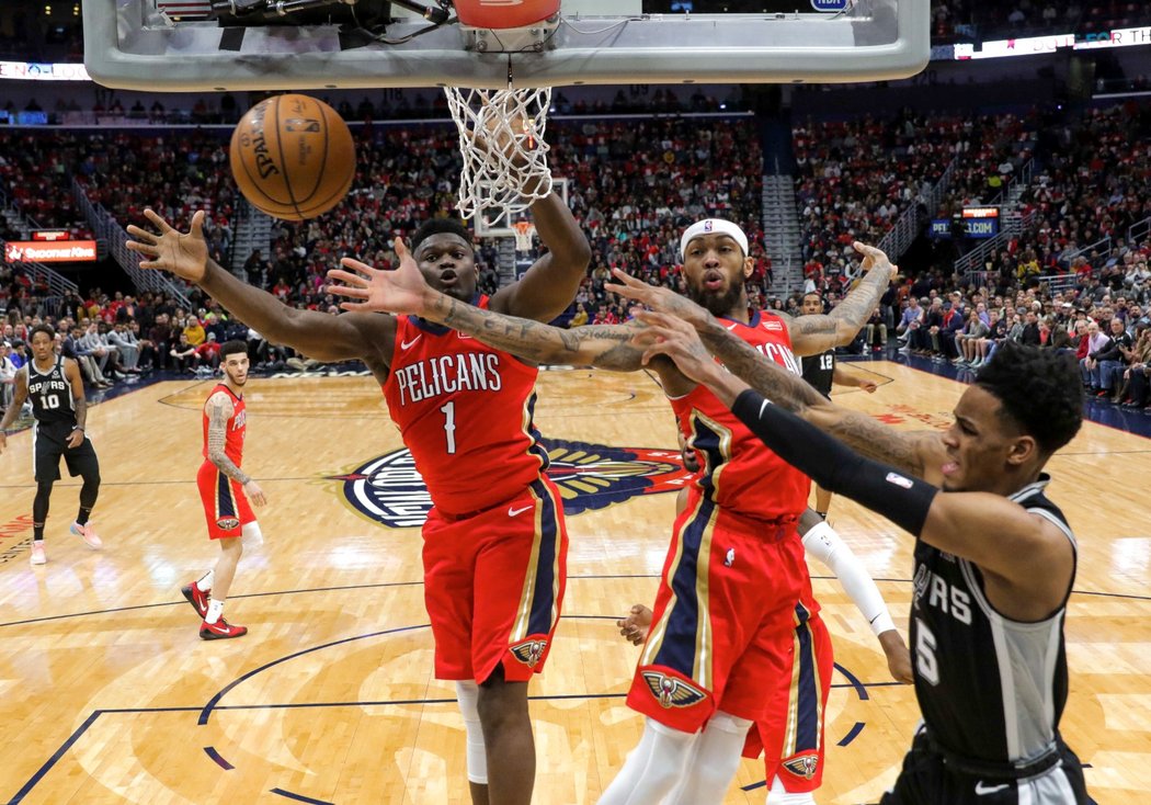 Jednička draftu Zion Williamson v akci během debutu v NBA