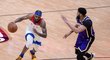 Anthony Davis z Lakers se snaží bránit soupeře z Pelicans