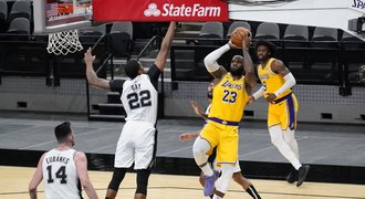 NBA psala historii. LeBron natáhl obří sérii, přelom na střídačce