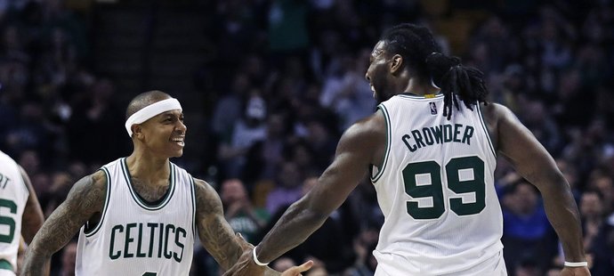 Rozehrávač Isaiah Thomas se vrátil po zranění a pomohl Celtics k 45. výhře v ročníku 25 body. 