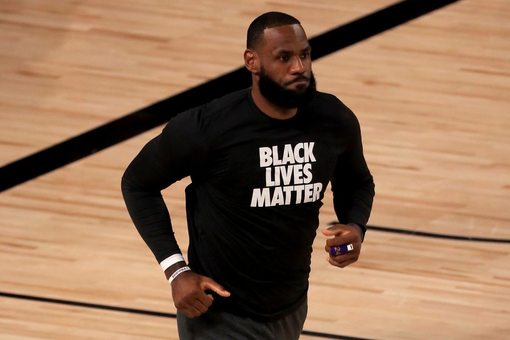 Razantní politická gesta hráčů i celé NBA některé fanoušky pobouřila, na sociálních sítích jim basketbalisté doporučovali, ať tedy raději jejich sport nesledují. 