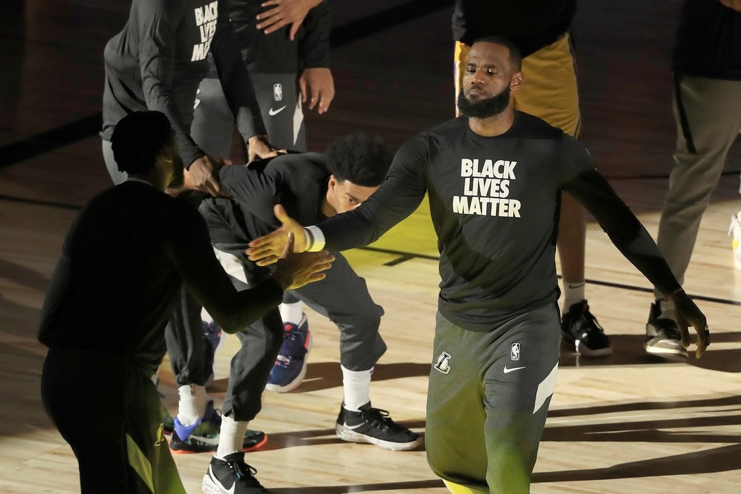 Razantní politická gesta hráčů i celé NBA některé fanoušky pobouřila, na sociálních sítích jim basketbalisté doporučovali, ať tedy raději jejich sport nesledují. 