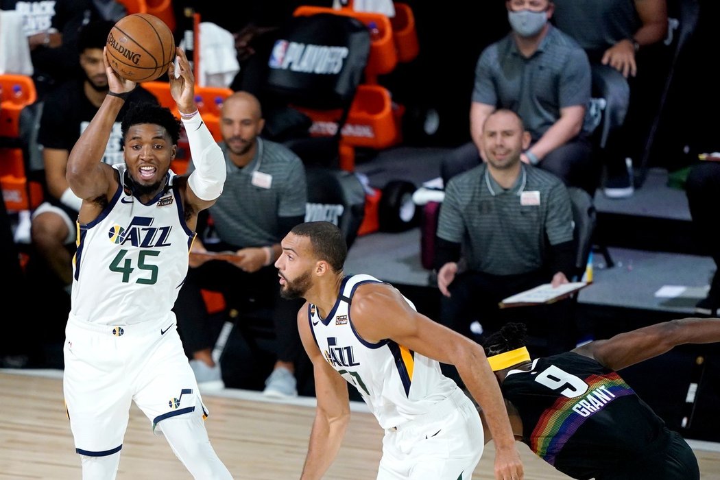 Basketbalista Donovan Mitchell předvedl třetí nejlepší střelecký výkon historie play off NBA, ani jeho 57 bodů však Utahu nepomohlo odvrátit porážku 125:135 po prodloužení s Denverem.