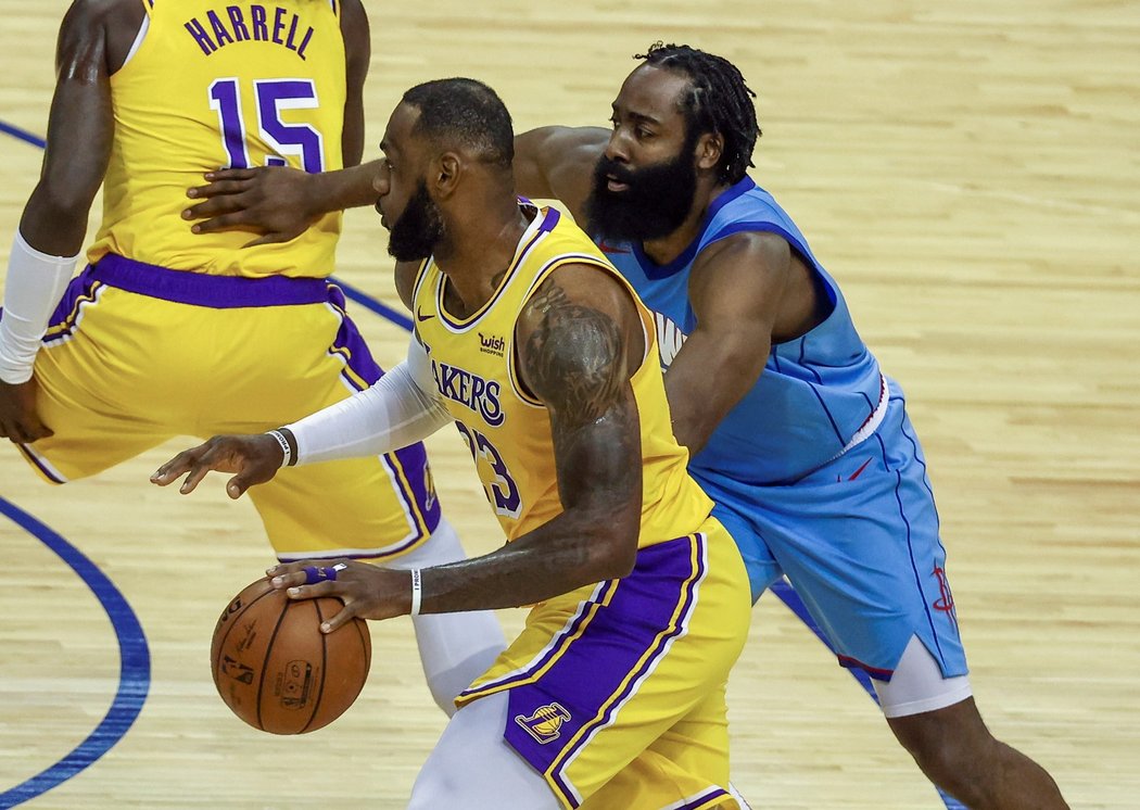 James Harden ještě v dresu Houstonu v zápase proti Lakers