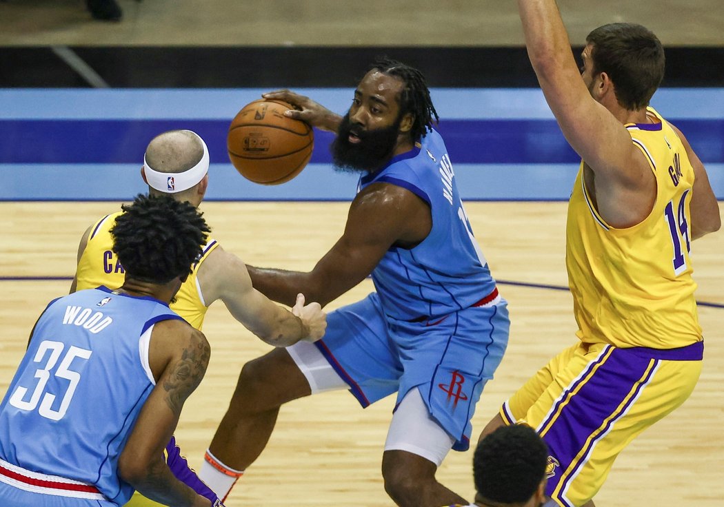 James Harden ještě v dresu Houstonu v zápase proti Lakers