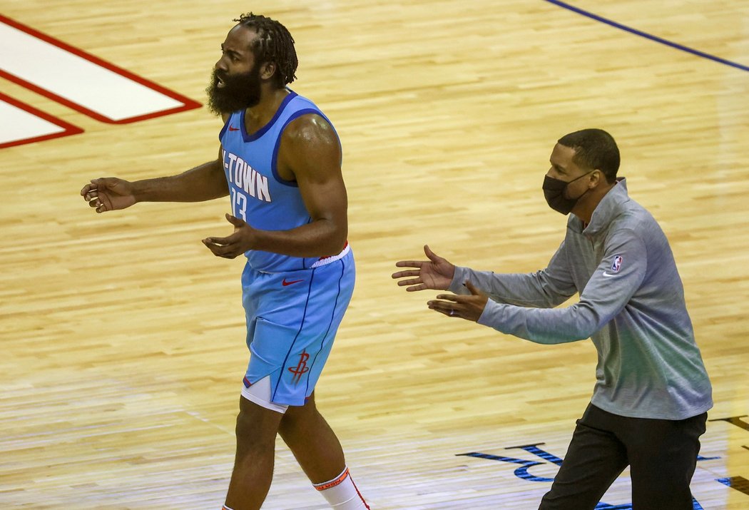 James Harden ještě v dresu Houstonu v zápase proti Lakers