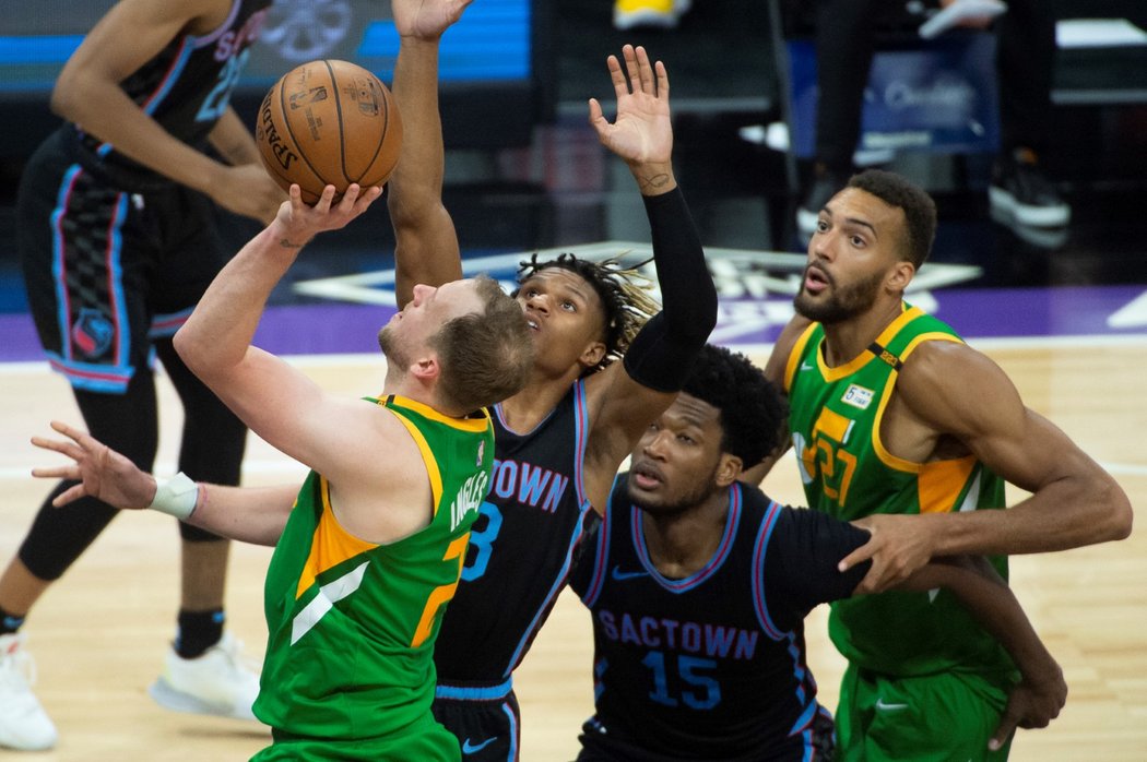 Utah Jazz (v zeleném) ovládli letošní základní část NBA