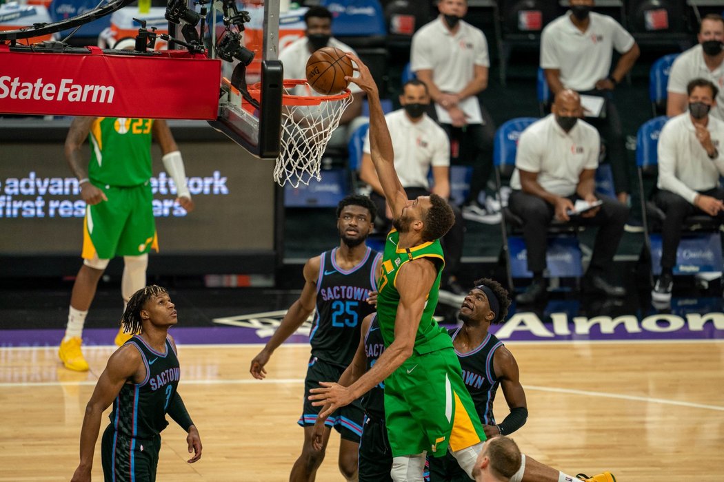 Utah Jazz (v zeleném) ovládli letošní základní část NBA