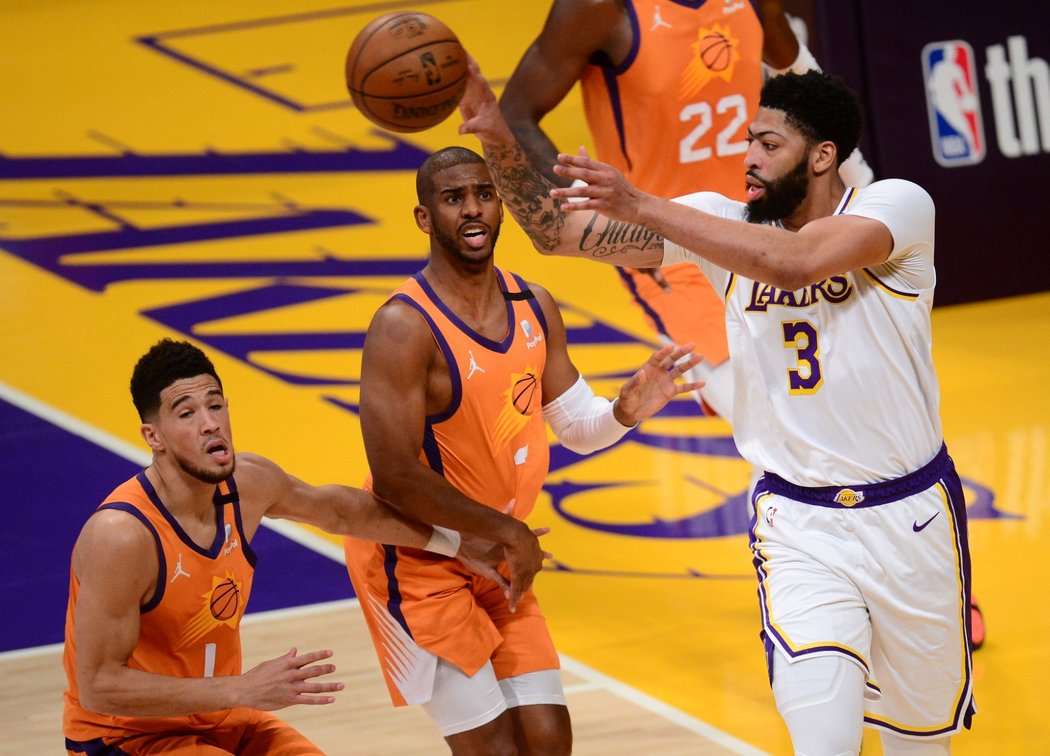 Anthony Davis z Lakers se ve čtvrtém zápase série zranil