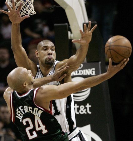 Tim Duncan (San Antonio Spurs) se snaží zblokovat Richarda Jeffersona (Milwaukee Bucks).