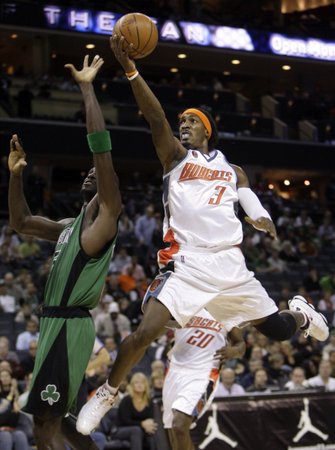 Gerald Wallace ze Charlotte se prosazuje proti bostonskému Kevinu Garnettovi.