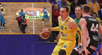 Dusno v NBL! Olomoucký pivot napadl sudího, duel s Opavou se nedohrál