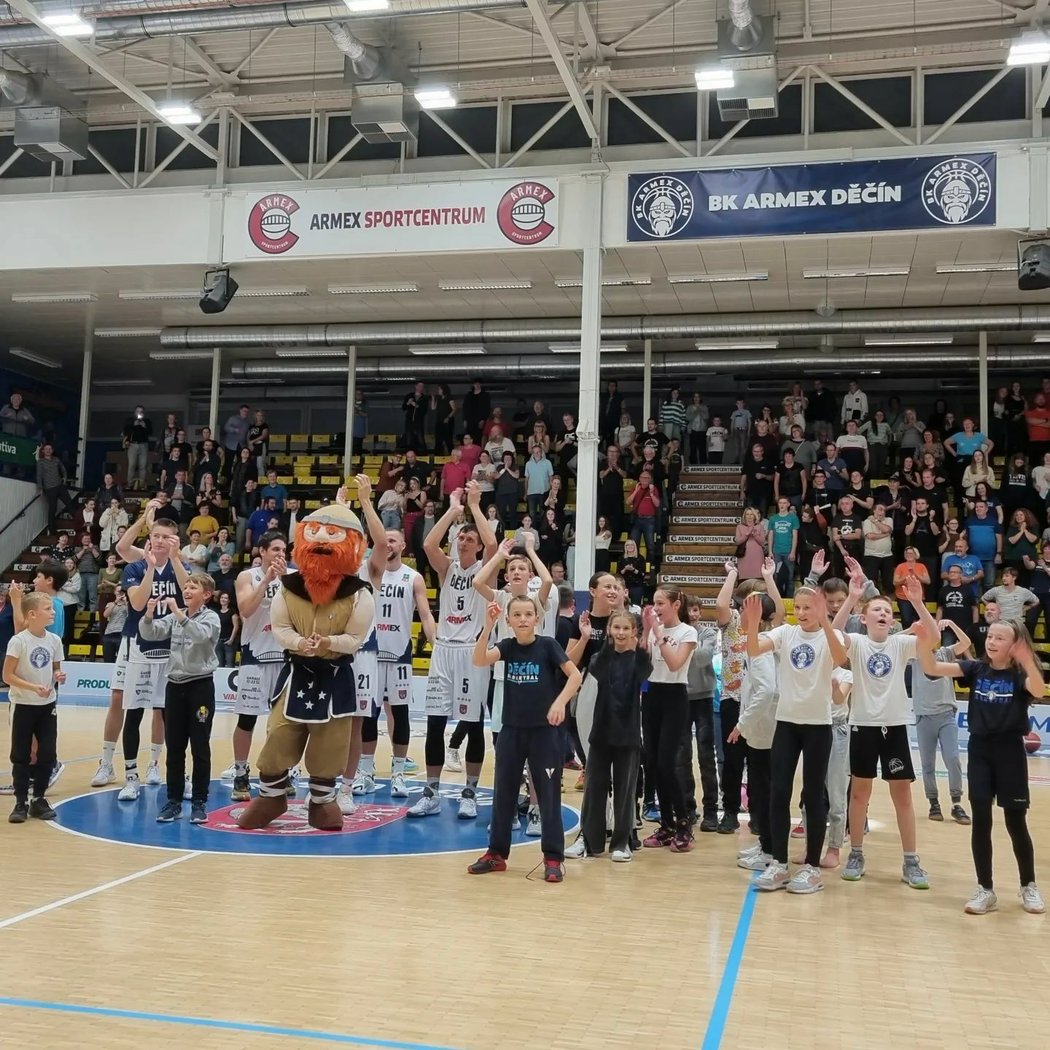 Basketbalisté Děčína slaví triumf nad Nymburkem