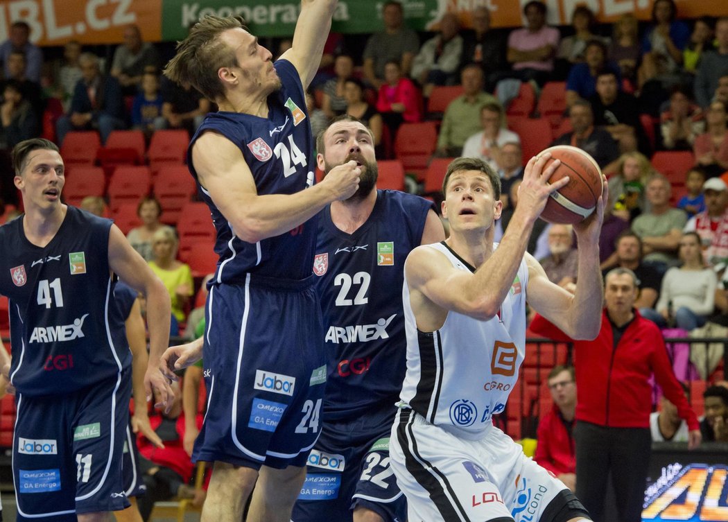 Nymburský Petr Benda (vpravo) útočí v úvodním finále basketbalové ligy proti Děčínu