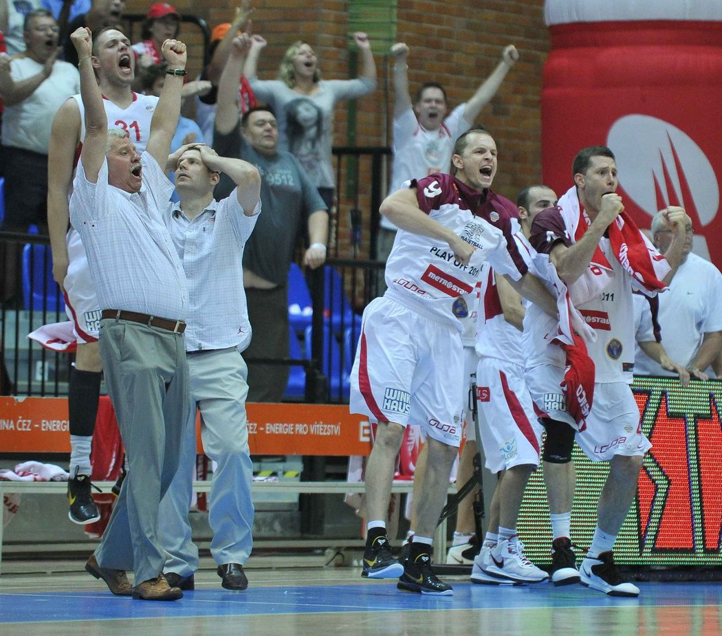 Vítězná euforie v podání nymburských basketbalistů Michala Křemena a Petra Bendy