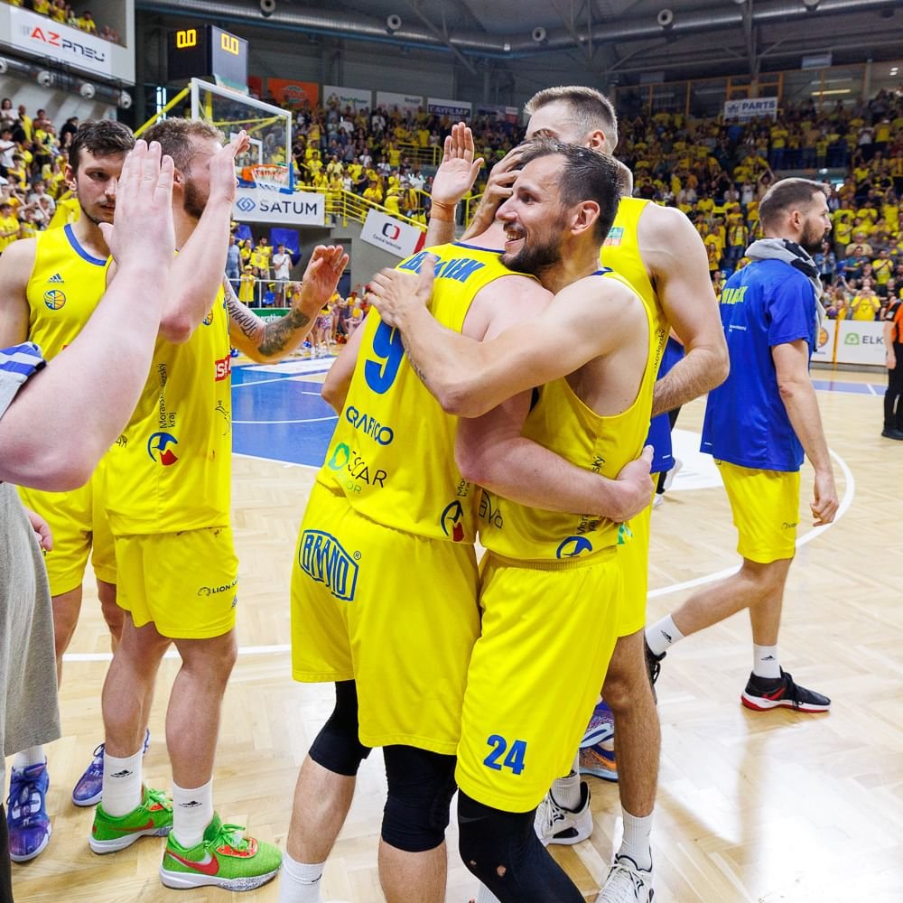 Basketbalisté Opavy se radují z druhého finálového triumfu ve finále NBL proti Děčínu