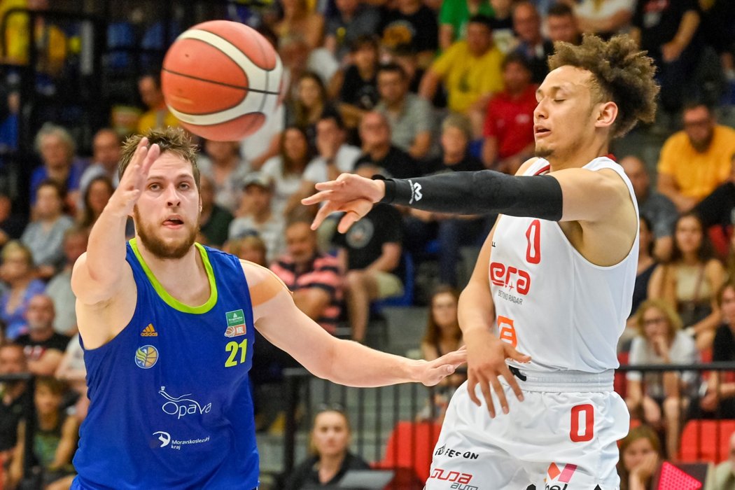 Basketbalisté Nymburka zvítězili v úvodním ligovém finále při útoku na 18. titul nad Opavou 99:72