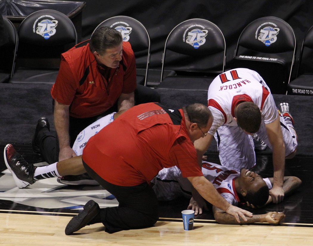 Kevin Ware si ošklivě zlomil nohu a okamžitě se dočkal lékařské pomoci