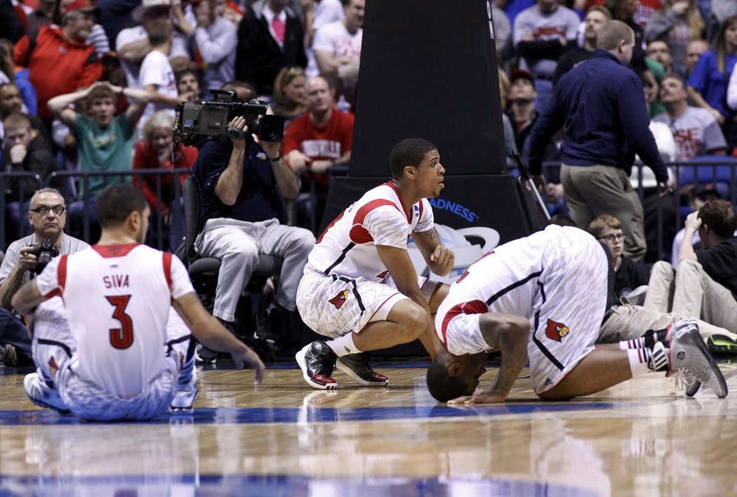 Cardinals jsou v šoku. Louisvillští basketbalisté nemohli uvěřit hororovému zranění svého spoluhráče
