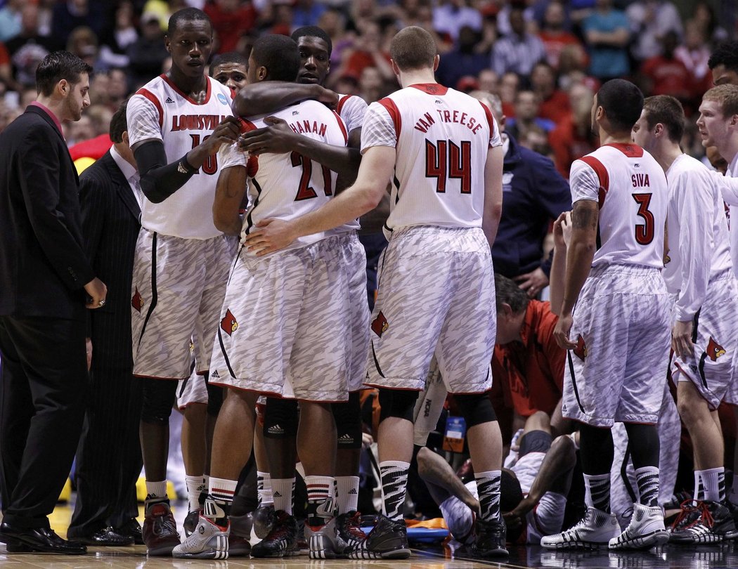 Basketbalisté Louisville Cardinals jsou v šoku. Jejich parťák Kevin Ware si hrůzně zlomil nohu